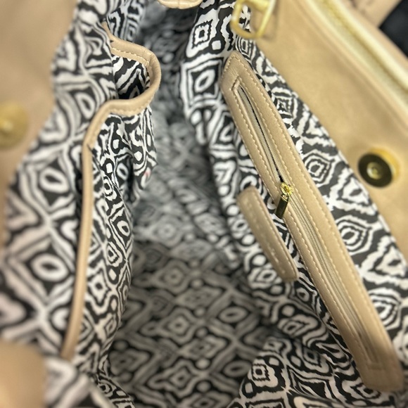 Steve Madden handbag. Beautiful beige color with pretty black & white interior - Picture 8 of 10